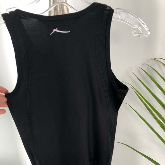 Athletic black crop top with front zipper - Picture 2 of 6